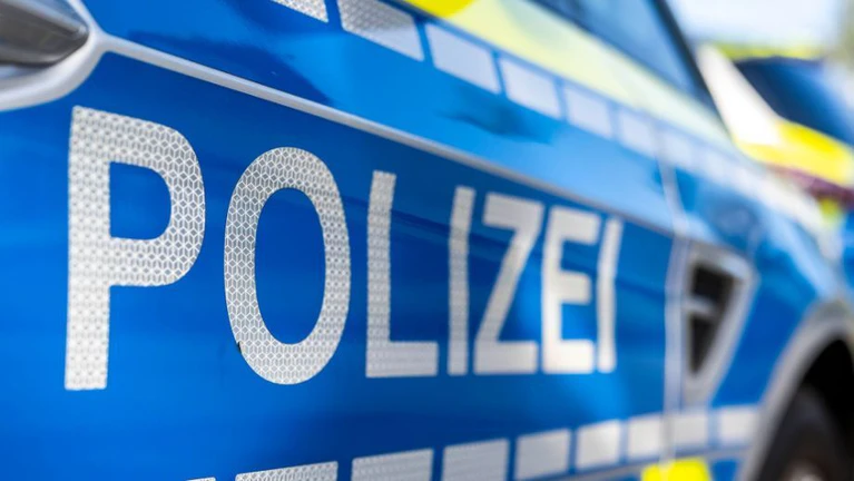 Eine Bewohnerin aus dem Ort alarmierte die Polizei, nachdem die Joggerin zu ihr gekommen war. (Symbolbild) — © David Inderlied/dpa