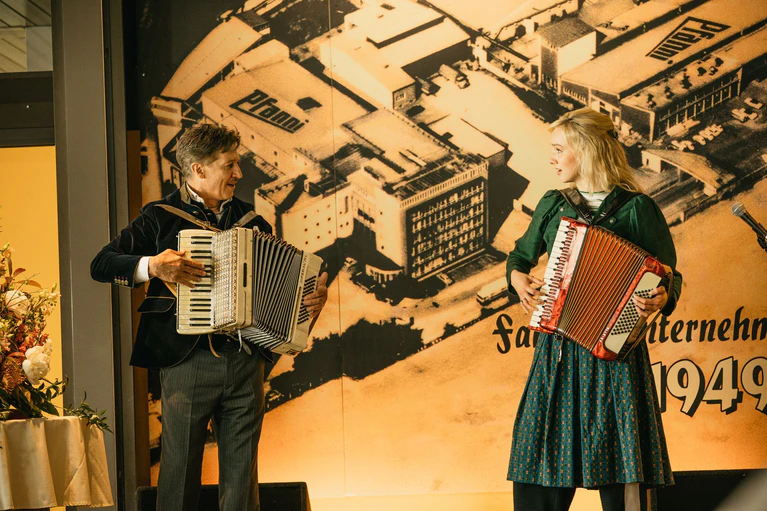 Linda Bierwirth (Jule Hermann) liefert sich ein Akkordeon-Battle mit ihrem Patenonkel Theo Meinhardt (Tobias Moretti). — © Marc Reimann/ZDF/dpa