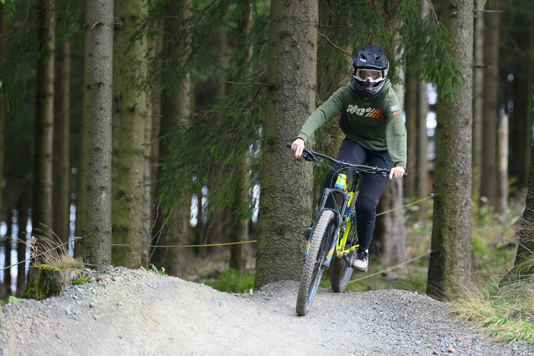 Mountainbiken findet immer mehr Anhänger - auch auf Trails abseits von Forststraßen. (Archivbild)   — © Swen Pförtner/dpa