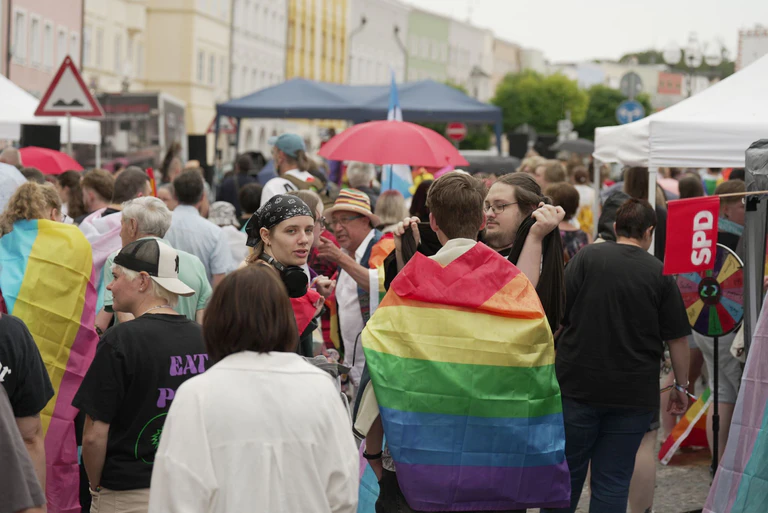 Mehrere Hundert Menschen kamen zum CSD in Mühldorf. — © Ehsan Monajati/dpa