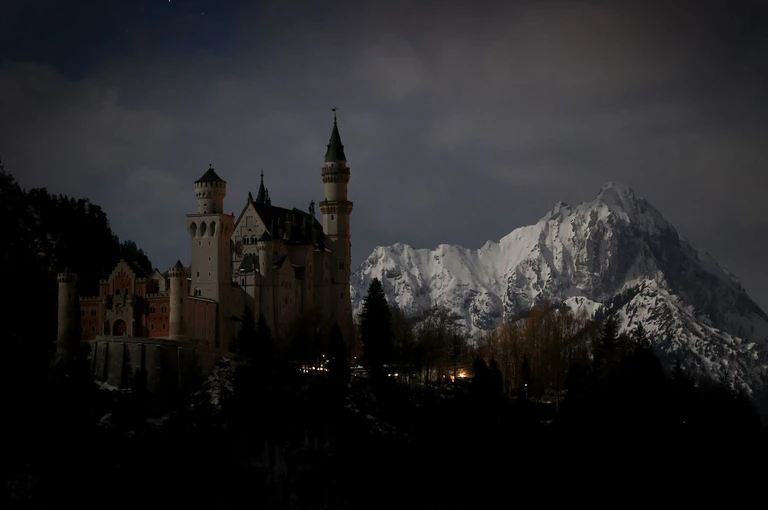 Auch das Schloss Neuschwanstein soll zur «Earth Hour» höchstens noch vom Mondlicht erhellt werden. (Archivbild) — © Karl-Josef Hildenbrand/dpa
