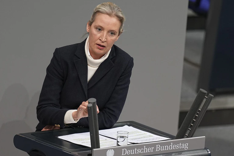 Die AfD-Vorsitzende, Alice Weidel, attackierte in der Debatte auch Unionsfraktionschef Friedrich Merz (CDU). — © Michael Kappeler/dpa