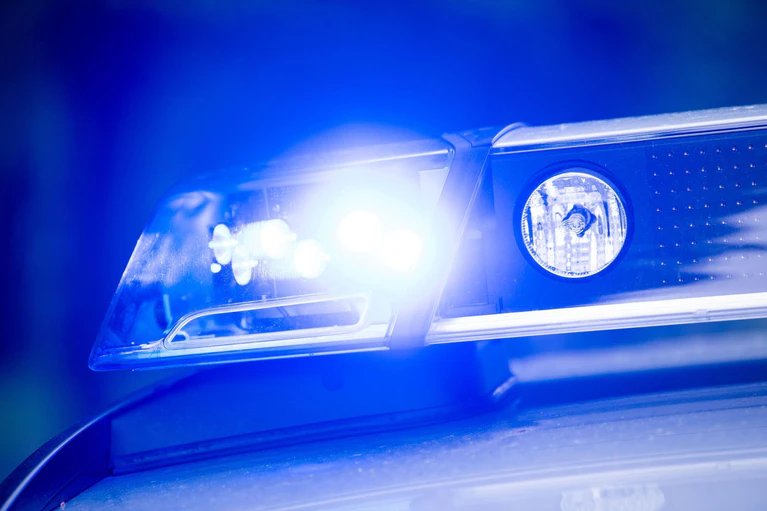 Ein Autofahrer fährt einen Polizisten an, Schüsse fallen. (Symbodbild) — © Lino Mirgeler/dpa