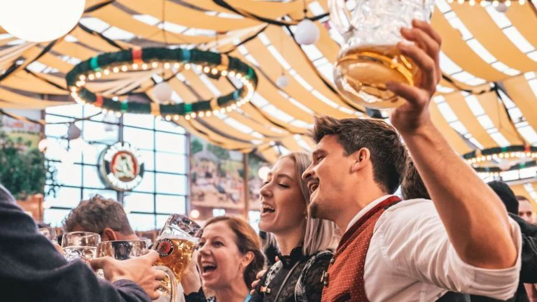 Wiesn Song Oktoberfest Hit Lied Lieder singen — © Wirestock / iStock