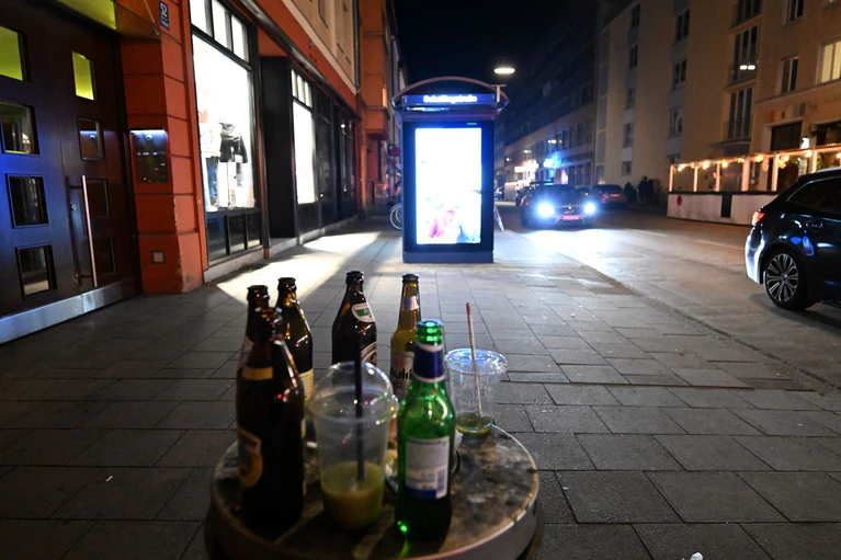 Rund um die Münchner Uni hinterlassen Feiernde Müll. — © Felix Hörhager/dpa