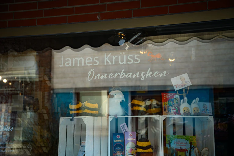 Auch der Kinderbuchladen hat zum Geburtstag länger auf. — © Jonas Walzberg/dpa