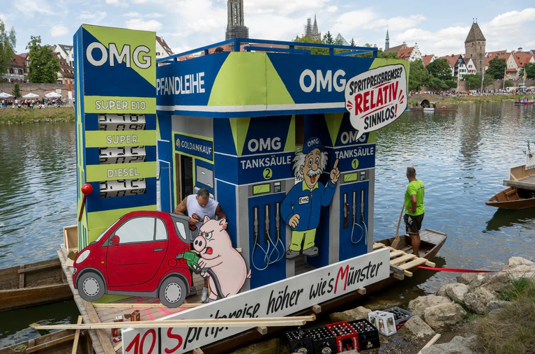 Es gab auch Boote zu aktuellen Themen. — © Stefan Puchner/dpa