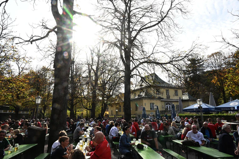 Der Biergarten am Chinesischen Turm im Englischen Garten ist auch touristisch eine Attraktion. (Archivbild). — © Felix Hörhager/dpa