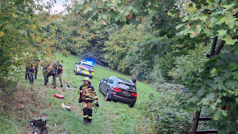 Nachdem er von der Straße abgekommen war, nahmen die Polizisten den Jugendlichen fest. — © Helmuth Riedl/Zema Medien/dpa