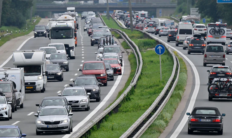 Auf Bayern Autobahnen könnte es am Wochenende voll werden - besonders in Richtung Süden. (Archivbild)  — © Uwe Lein/dpa