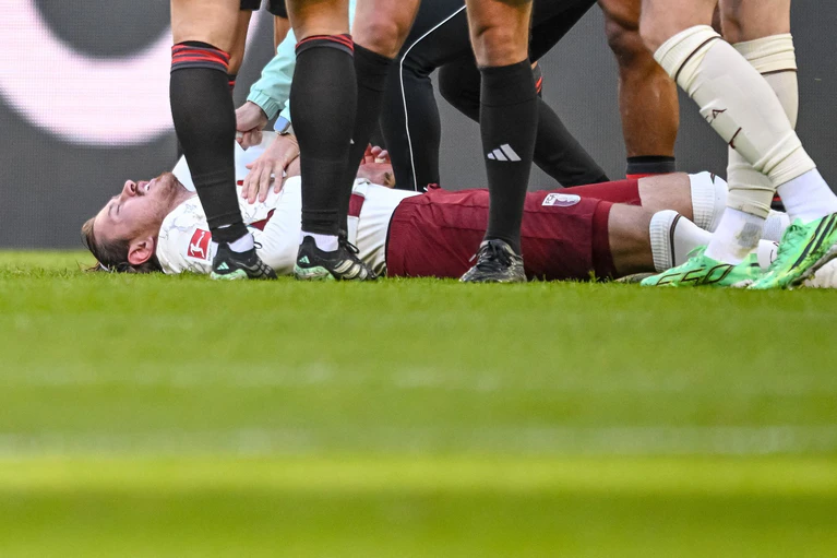 Knockout: Calvin Brackelmann liegt nach dem Kopftreffer verletzt am Boden. — © Harry Langer/dpa