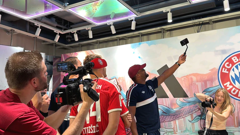 Bayern-Coach Kompany macht ein Selfie von sich und seinen Spielern. — © Christian Kunz/dpa