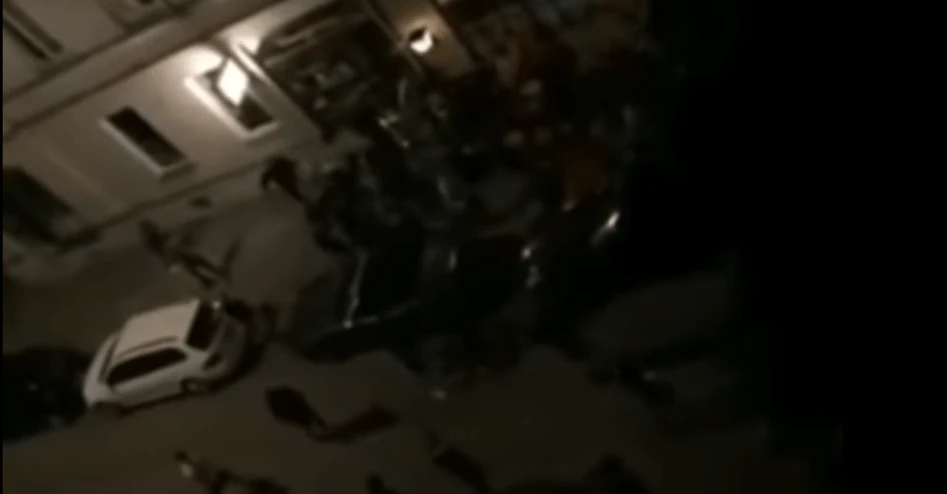 Hooligans Massenschlägerei — © Screenshot Youtube - https://www.youtube.com/watch?time_continue=21&v=ypG5gpeaa6E