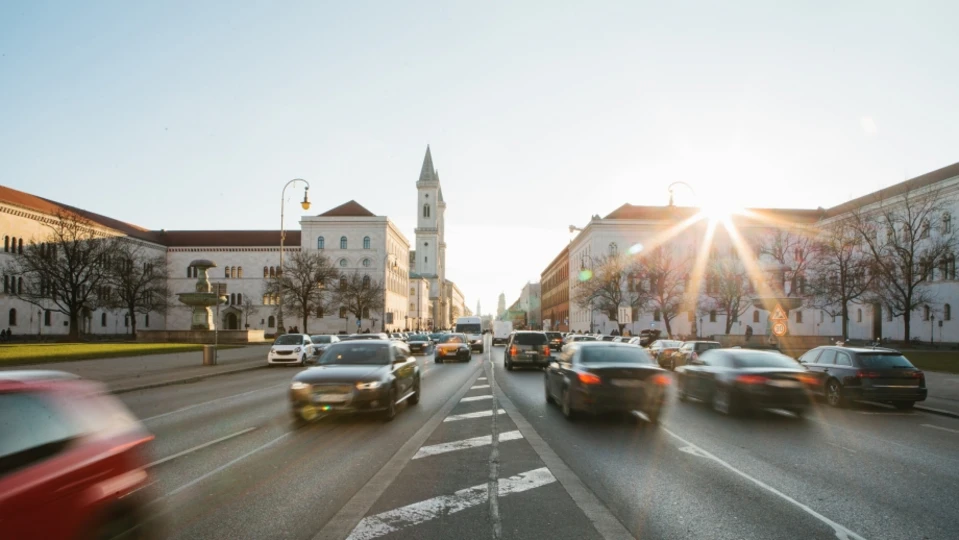 Tempo 90 fr Fahranfnger, Nachtfahrverbot und ab 60 wieder zur  Fhrerscheinprfung: EU plant Auto-Hammer