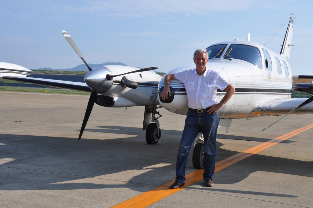 Pilot Reiner Meutsch vor der Piper Cheyenne, Bild: © fly-and-help.de