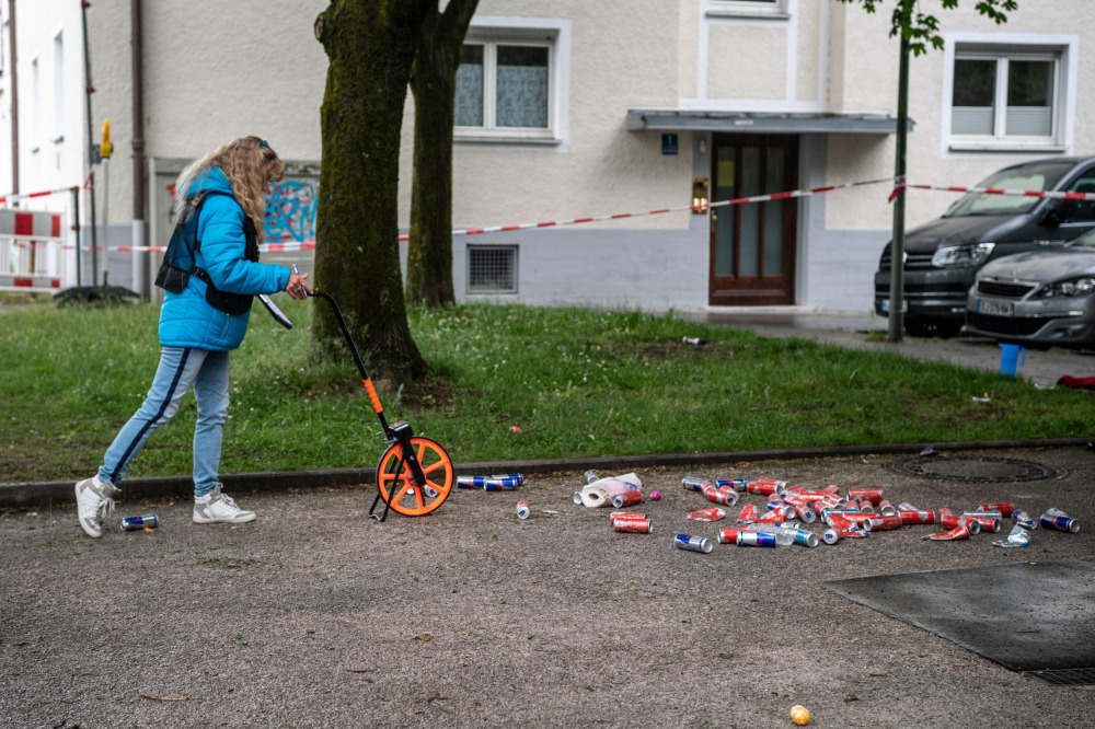 Eine Frau der Spurensicherung vermisst den Tatort // Bild: Matthias Balk