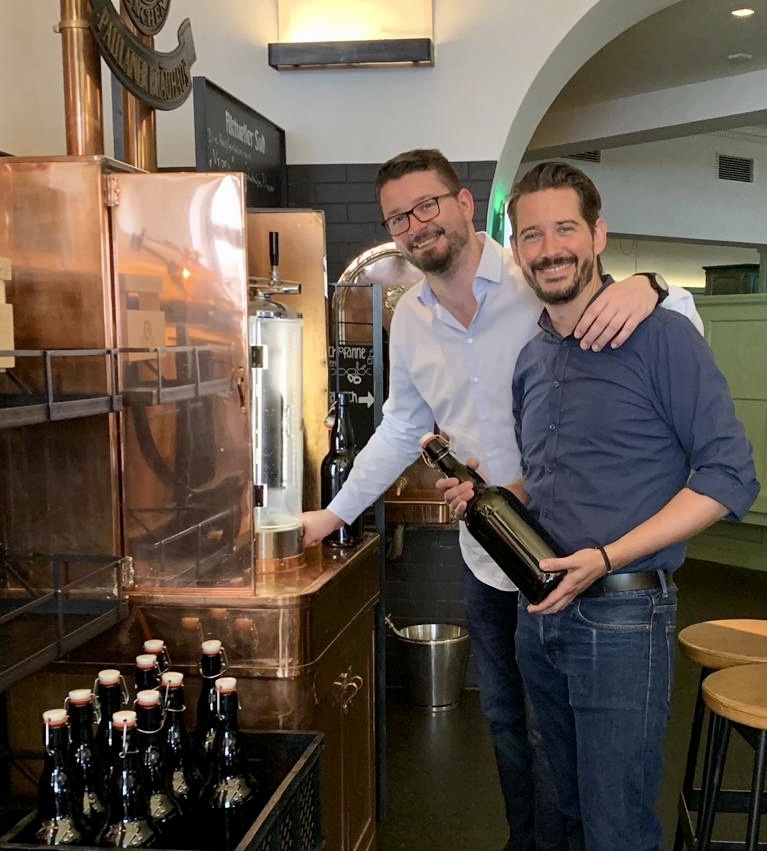 Flaschenbier Wirtshaus Brez'n, Bild: Brigitte List – Da steckt Liebe drin! Florian Knott und Stefan Villwock an der Abfüllstation im Paulaner Bräuhaus.