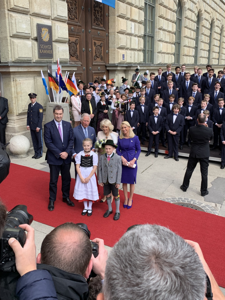 © Prinz Charles und seine Frau Camilla vor der Residenz. Foto: Antonia Hilpert, Radio Arabella
