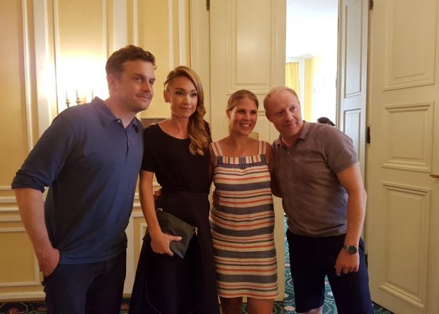 Arabella-Reporterin Roxanne Schelter bei der Filmpremiere mit den Hauptdarstellern (v.l) Sebastian Bezzel, Lisa Marie Potthoff, Simon Schwarz
